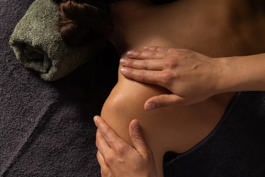 Avslappnande massagebehandling hos Lymfmassage & Face Yoga Alingsås