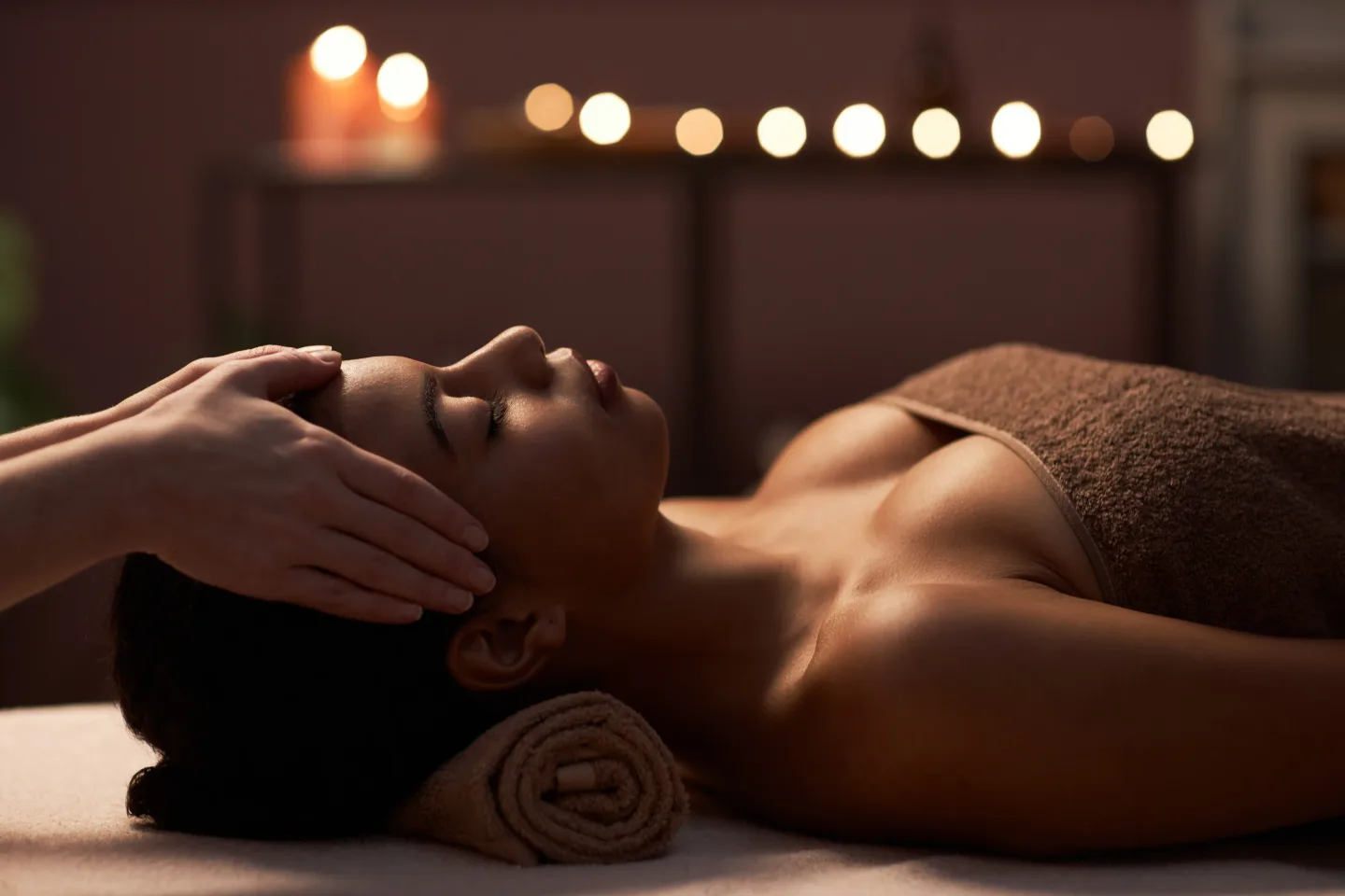 Kvinna får ansiktsmassage i lugn spa-miljö
